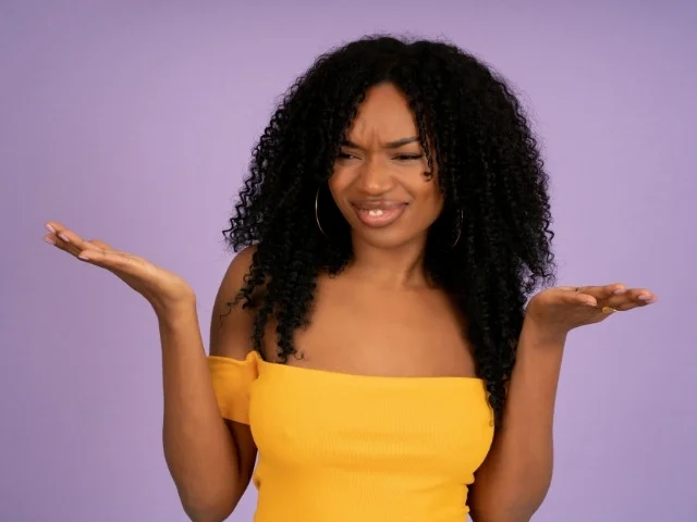 Mulher fazendo pose de dúvida, (tipo será?)